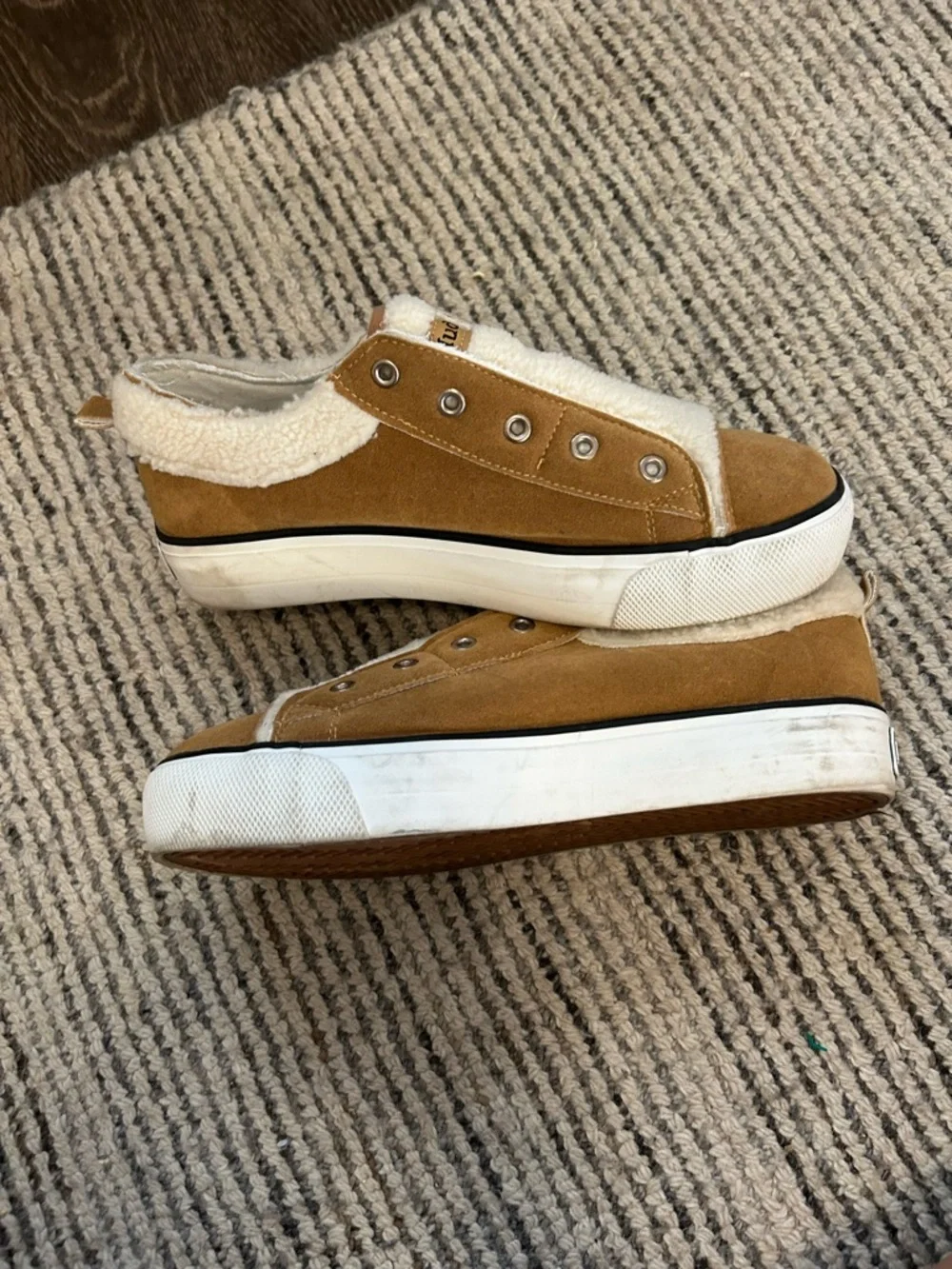 Mudd Slip-On Sneakers with Faux Sherpa fur and Camel Suede Size 9 Poppy Y2K